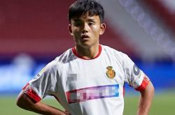 奥斯梅恩赛后谦逊发言登热搜，马德里竞技险胜拜仁慕尼黑引发热议(马德里竞技新闻)